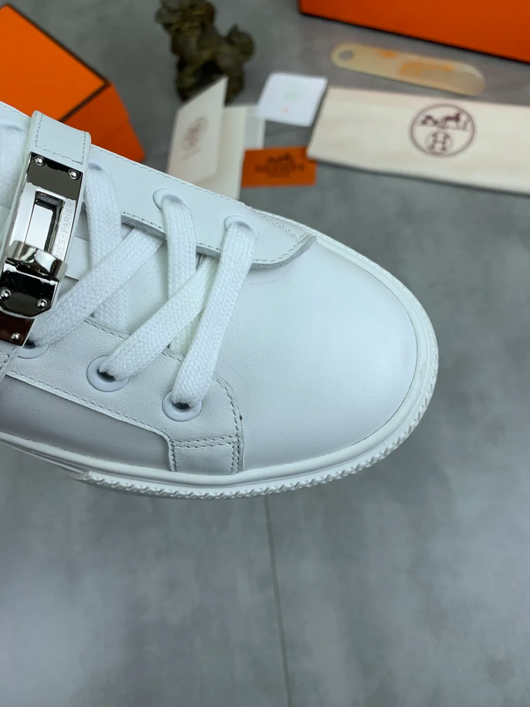 Men's men's shoes 💰P640 New Hermes top version Hermès classic couple style #𝐊𝐞𝐥𝐥𝐲 buckle casual white shoes skateboard shoes that will not conflict with shoes at all. Full of unknowns, Hermès rarely produces flat casual shoes and they are paired with classic palladium-plated Kelly shoe buckles! You'll fall in love with it at first sight. It's super versatile and can be worn with any skirt or pants. 🉑️Close your eyes and wear it. It's super noble. Fabric: Specific cowhide/canvas material. Lining: Sheepskin lining. Outsole: Original molded TPU outsole. Size: 35-45.